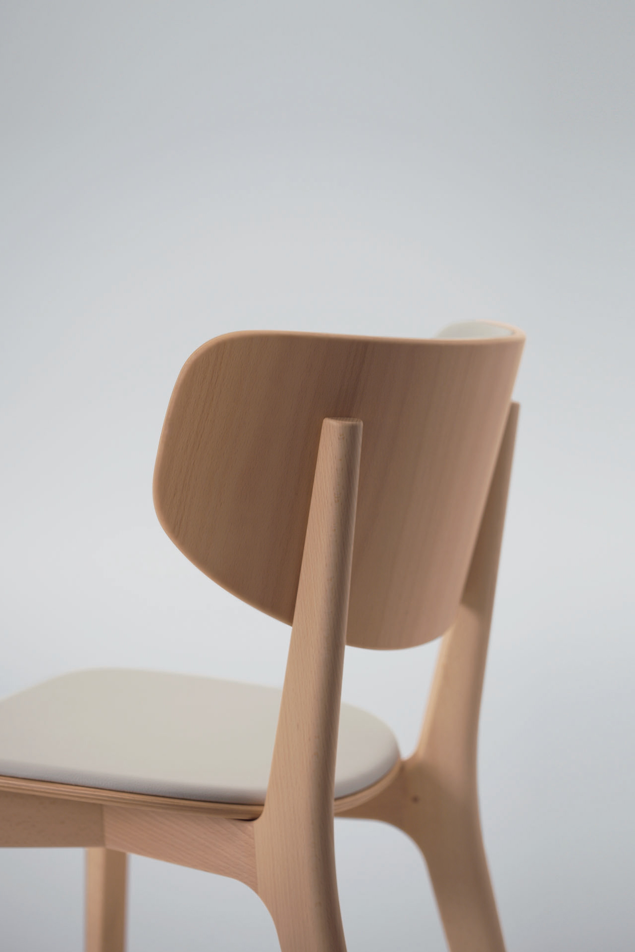 Roundish Chair (Cushioned)